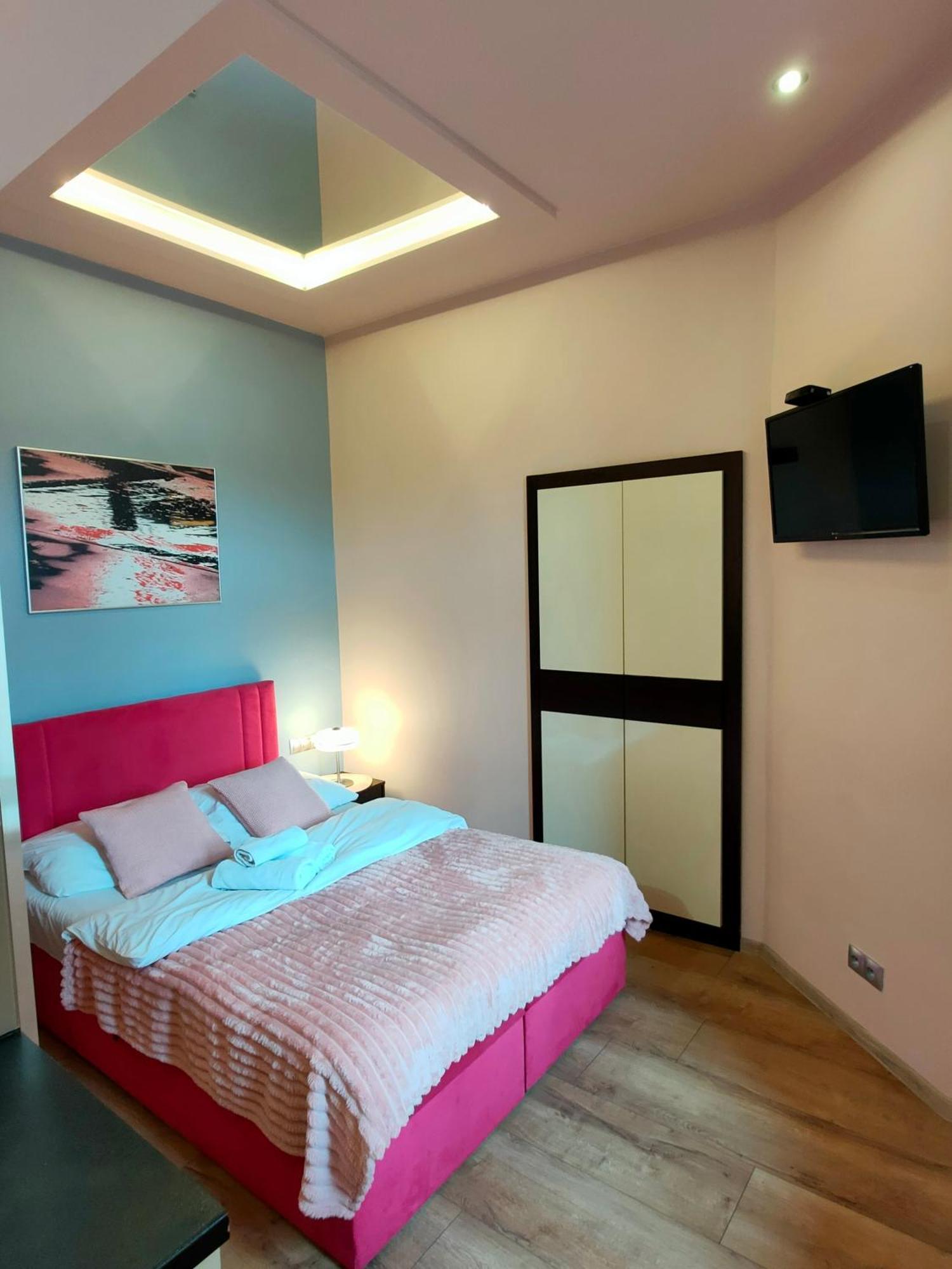 Mirror Pink Studio Apartment Krakow Bagian luar foto