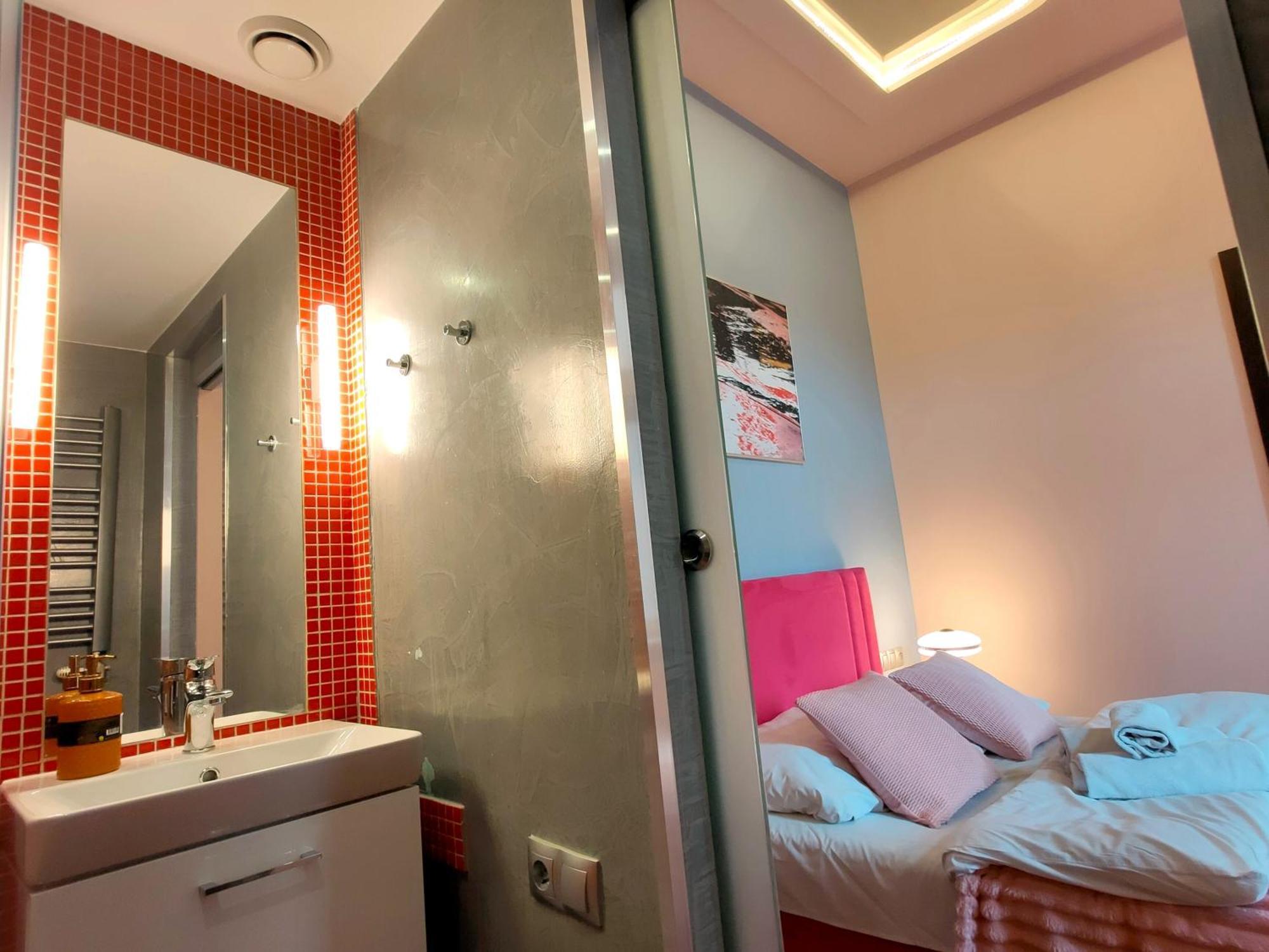 Mirror Pink Studio Apartment Krakow Bagian luar foto